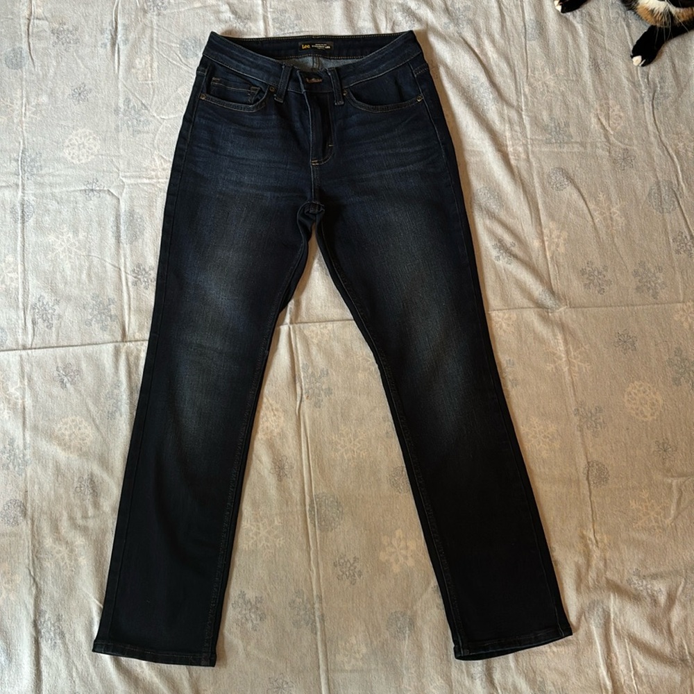 Women’s Lee regular fit straight leg mid rise Jean size 4s